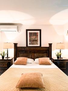 杜布罗夫尼克Sunny Villa, With Pool, BBQ, View, Parking的一间卧室配有一张大床和两盏灯