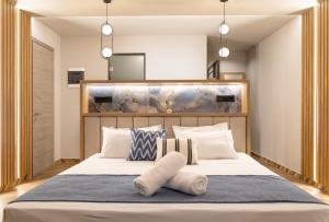 帕拉利亚卡泰里尼斯Mythic Summer Hotel的卧室配有带枕头的大型白色床