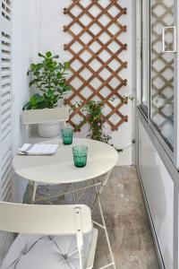 沙特尔Les Toits de Chartres - 2 appt - Parking gratuit的窗户客房内的白色桌椅