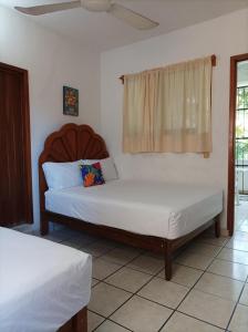 锡瓦塔塔内霍Hotel Villa Tulipanes的一间卧室设有两张床和窗户。
