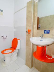 圣奥古斯丁HOTEL LA GAITANA HEROINA INDIGENA的一间带卫生间和水槽的浴室