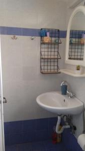 帕莱罗斯Valta's Room的一间带水槽和镜子的浴室