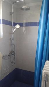 帕莱罗斯Valta's Room的浴室内配有蓝色淋浴帘