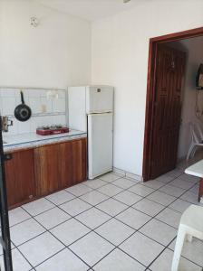 锡瓦塔塔内霍Hotel Villa Tulipanes的带冰箱的厨房和瓷砖地板。