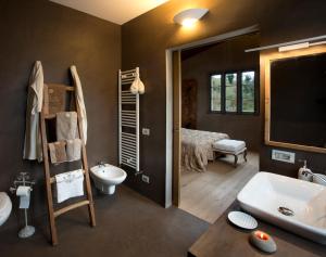 Belforte del ChientiCoroncina的带浴缸、水槽和床的浴室