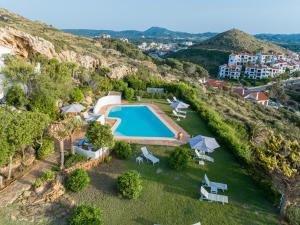 福尔内利斯Villa de lujo en Playa de Fornells的享有带游泳池的别墅的空中景致
