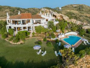 福尔内利斯Villa de lujo en Playa de Fornells的享有带游泳池的大房子的空中景致
