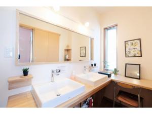 鸟取市Tottori Guest House Miraie BASE - Vacation STAY 41214v的一间带两个盥洗盆和大镜子的浴室