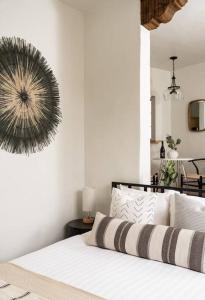 MontecitoCozy New - Casa Blanca Suite B1的卧室配有一张带大镜子的床铺,墙上挂有镜子