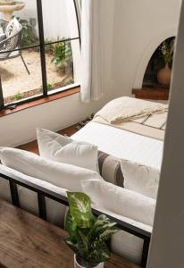 MontecitoCozy New - Casa Blanca Suite B1的配有桌子和窗户的客房内的两张床