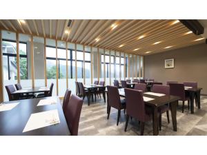 郡上市Hotel Sekisuien - Vacation STAY 44681v的用餐室设有桌椅和窗户。