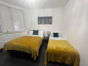 曼彻斯特Luxury Holiday Home的两张黄色床