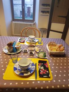 Saint-Sornin-LeulacLes forges de Planechaud的一张桌子,上面有黄色的托盘,上面有食物