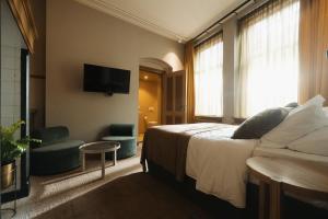 兹沃勒Hotel Staatsman的一间酒店客房,配有一张床和一台电视