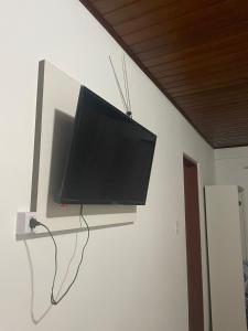 乌鲁瓜亚纳Central 2 - Pousada的挂在墙上的平面电视