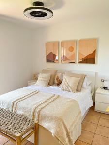 拉哈雷斯Villa Aloe的一间卧室配有一张带白色床单的大床