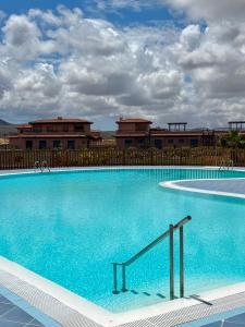 拉哈雷斯Villa Aloe的大楼前的大型蓝色游泳池
