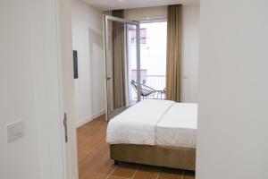 那不勒斯Aroma Apartment, Maschio Angioino-Porto Di Napoli的一间卧室设有一张床和一个阳台
