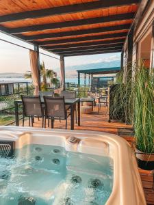 科兰SEAYA mobile home - Terra Park SpiritoS的甲板上的热水浴池配有桌椅