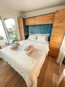 科兰SEAYA mobile home - Terra Park SpiritoS的一张带两个枕头的大白色床