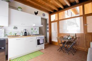 布索伦戈Casa vacanze Monte Galetto的厨房配有白色家电和小桌子