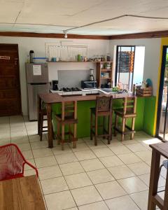 卡维塔Cabinas Cahuita的厨房配有桌子和一些椅子