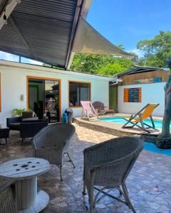 卡维塔Cabinas Cahuita的一个带桌椅的庭院和一个游泳池