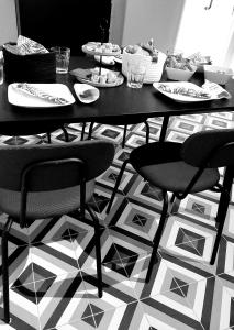 弗利辛恩B&B Badhuis的一张桌子,上面有椅子和盘子