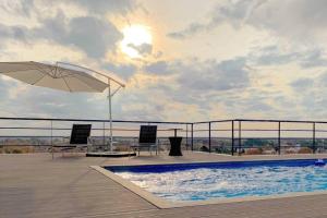 蒂格雷tigre terrazasaldelta categoria的一个带遮阳伞和游泳池的庭院