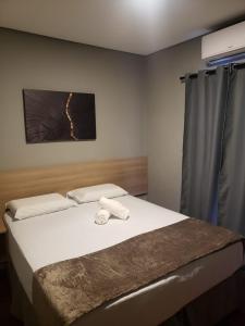 圣保罗Unity Hotel - Paulista - SP的一间卧室配有一张床,上面有两条毛巾