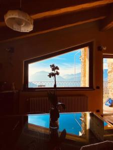 贝拉诺Chalet la terrazza vista lago的客房设有一个享有桥梁景致的窗户。