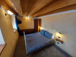 贝拉诺Chalet la terrazza vista lago的一间小房间的卧室,配有一张床铺