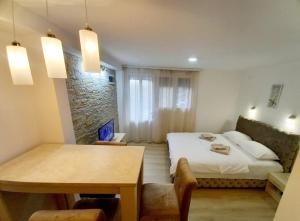 索科矿泉村Smestaj Stanisavljevic的酒店客房配有一张床铺和一张桌子。