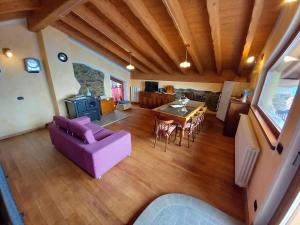 贝拉诺Chalet la terrazza vista lago的客厅配有紫色沙发和桌子