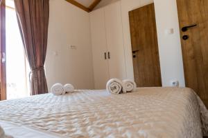 Gornje SeloHoliday Home Rakova的一间卧室配有带毛巾的床