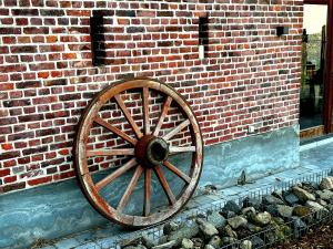 韦特伦Burgemeestershof的砖墙边的木车轮