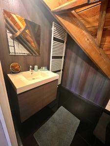 韦特伦Burgemeestershof的一间带水槽和木制天花板的浴室