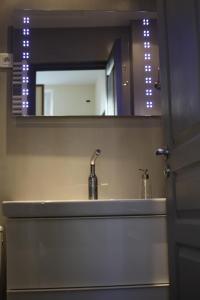 第戎帕兰特西公寓的一间带水槽和镜子的浴室