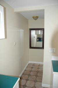 温哥华道格拉斯住宿加早餐旅馆的浴室设有镜子和瓷砖地板。