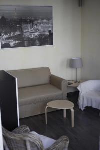 第戎帕兰特西公寓的客厅配有沙发和1张床
