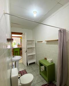 卡维塔Cabinas Cahuita的一间带卫生间和水槽的浴室