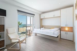 奎特里拉Stunning Studio with Beach Front- Astro Quarteira by Centralgarve的一间卧室设有一张床和一个海景阳台