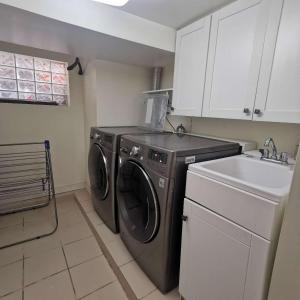 多伦多Toronto central area double bed room的厨房配有洗衣机和水槽
