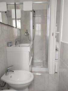 巴里Mare Luna Apartment的浴室配有卫生间、淋浴和盥洗盆。
