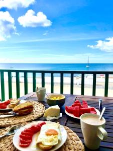 宏达海滩Villa Playa Honda的一张带早餐食品的桌子,享有海滩美景
