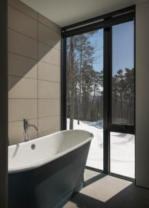 斯托Sterling Treehouse的带浴缸的浴室和窗户
