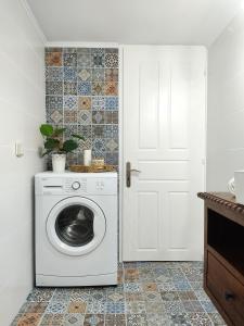 阿波罗尼亚Casa Centrale的厨房配有白色洗衣机,设有门
