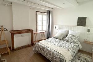 Saint-AppolinaireAU BOL D'AIR的白色的卧室设有床和窗户