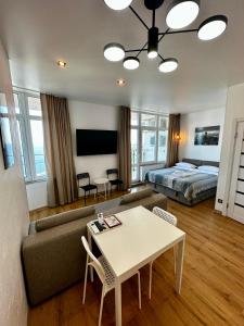 敖德萨Arcadia apartment & sea terrace的客厅配有沙发、桌子和床。