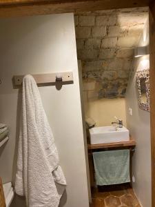 RémalardTour du manoir de Boiscorde的一间带水槽和白色毛巾的浴室
